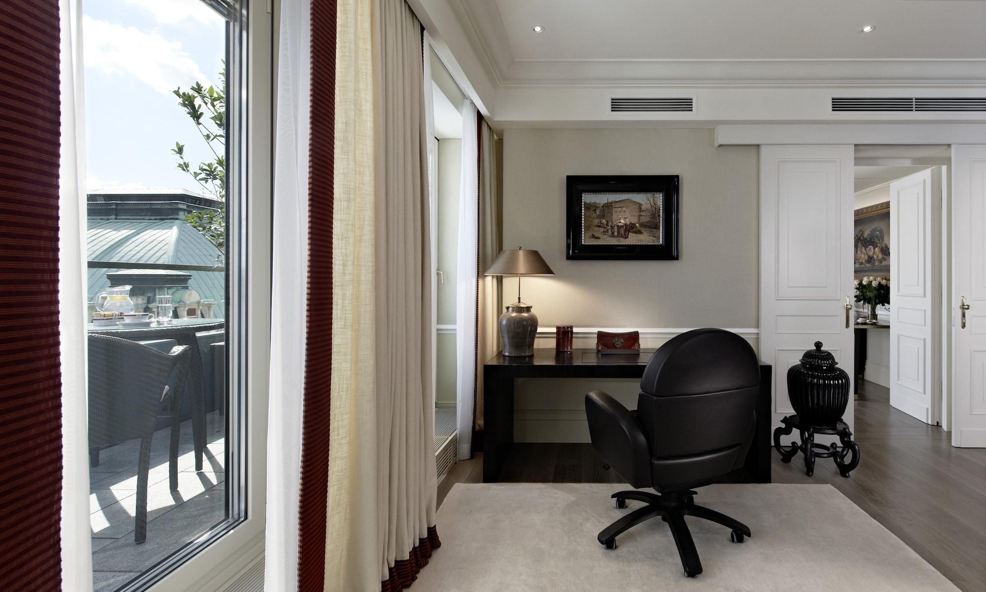 Hotel Sacher Wien Exterior foto A study in a suite at The Dorchester
