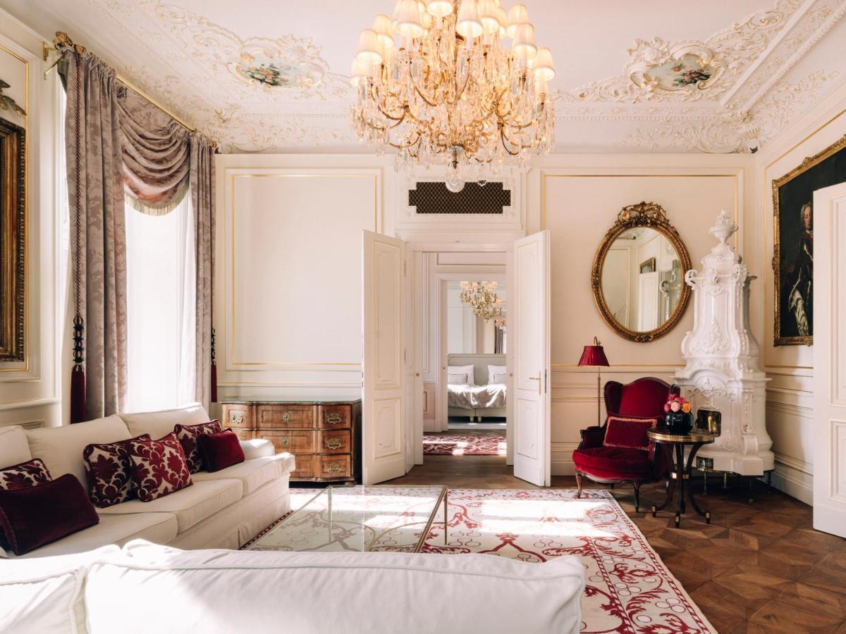 Hotel Sacher Wien Exterior foto A suite at the Hotel de Crillon
