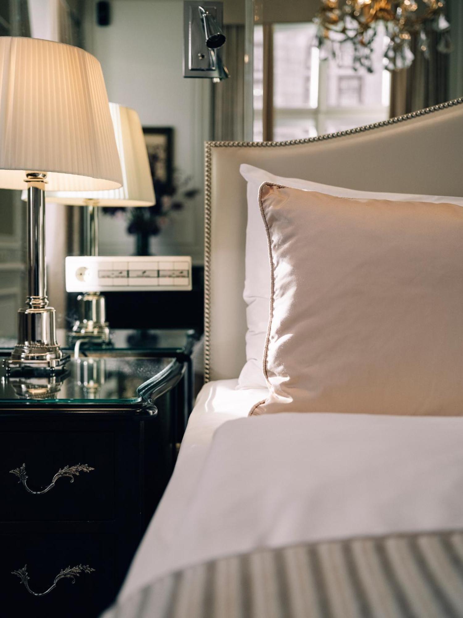 Hotel Sacher Wien Exterior foto A pillow