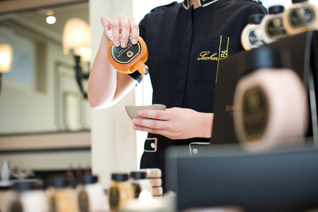 Hotel Sacher Wien Exterior foto A barista at work