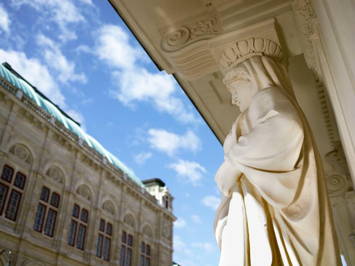 Hotel Sacher Wien Exterior foto Statue of Queen Mary at the University of Cambridge